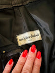 Pantalone in pelle nera con pinces “Oux follies d’Isabel”