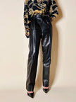Pantalone in pelle nera con pinces “Oux follies d’Isabel”