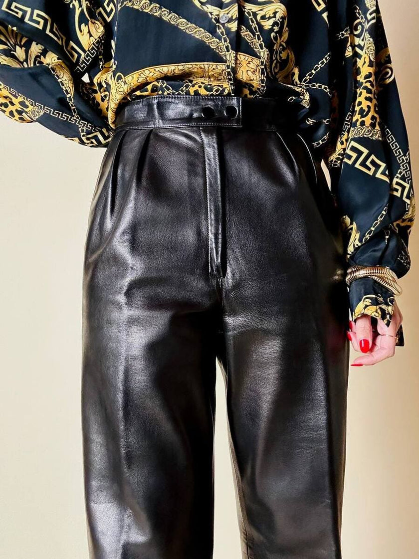 Pantalone in pelle nera con pinces “Oux follies d’Isabel”