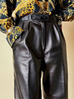 Pantalone in pelle nera con pinces “Oux follies d’Isabel”
