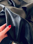 Pantalone in pelle nera con pinces “Oux follies d’Isabel”