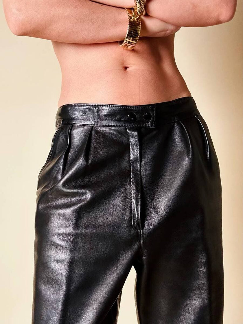 Pantalone in pelle nera con pinces “Oux follies d’Isabel”