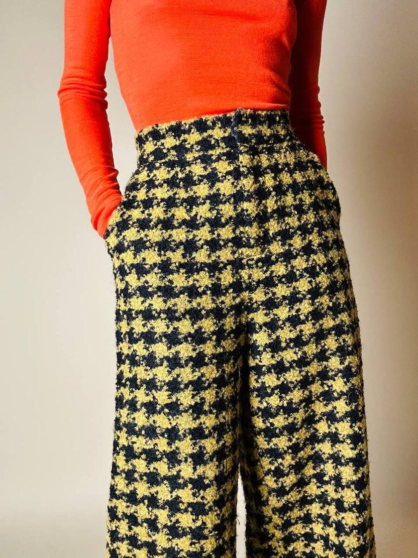 Pantalone a palazzo giallo e nero in lana bouclé fantasia pied de coque “Weili Zheng”
