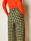 Pantalone a palazzo giallo e nero in lana bouclé fantasia pied de coque “Weili Zheng”