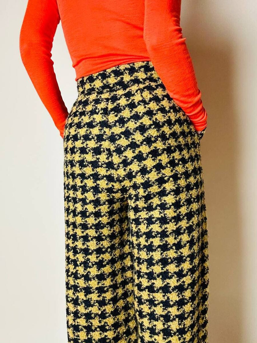 Pantalone a palazzo giallo e nero in lana bouclé fantasia pied de coque “Weili Zheng”