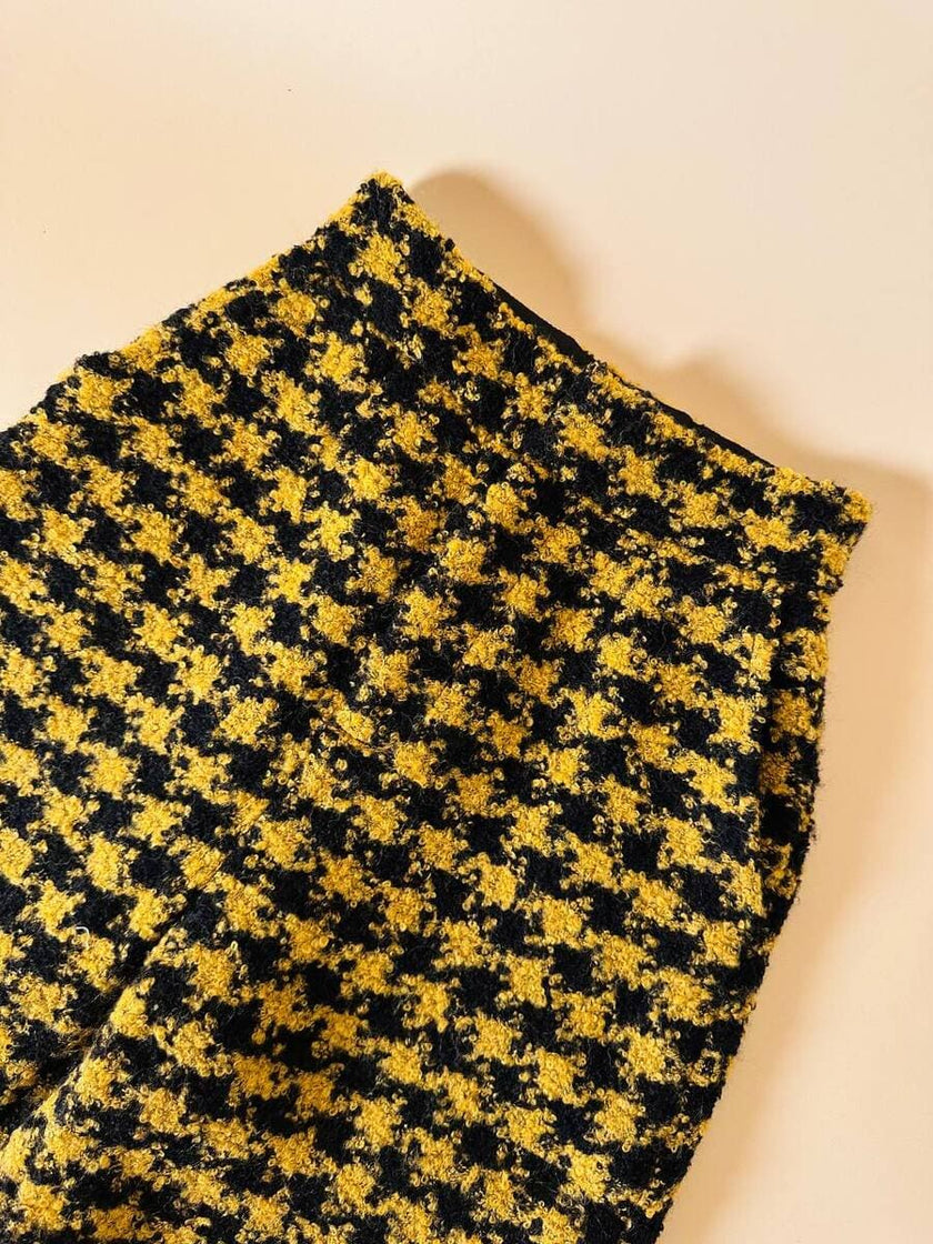Pantalone a palazzo giallo e nero in lana bouclé fantasia pied de coque “Weili Zheng”