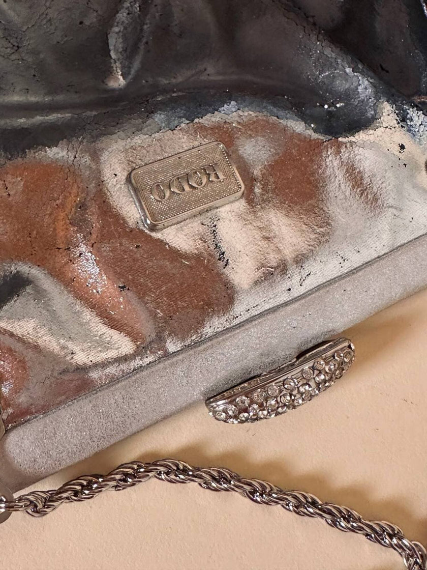 Pochette argento con chiusura gioiello e tracolla in carena “Rodo”