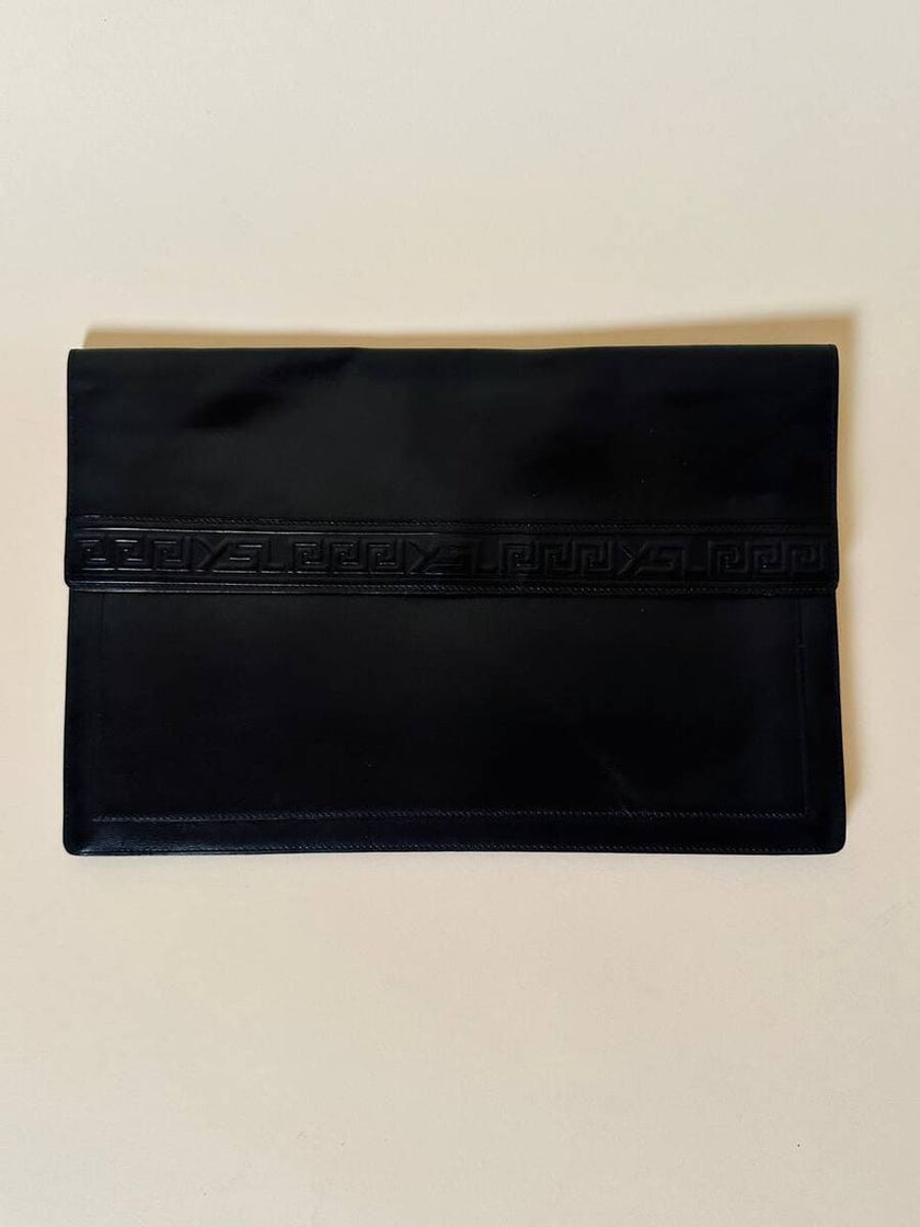 Pochette vintage Yves Saint Laurent in pelle nera con greca logata in rilievo