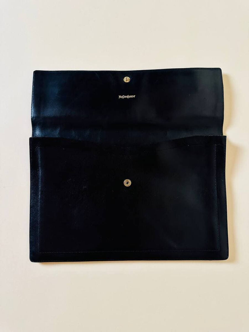 Pochette vintage Yves Saint Laurent in pelle nera con greca logata in rilievo