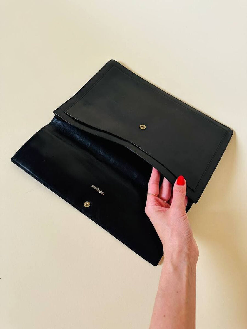 Pochette vintage Yves Saint Laurent in pelle nera con greca logata in rilievo
