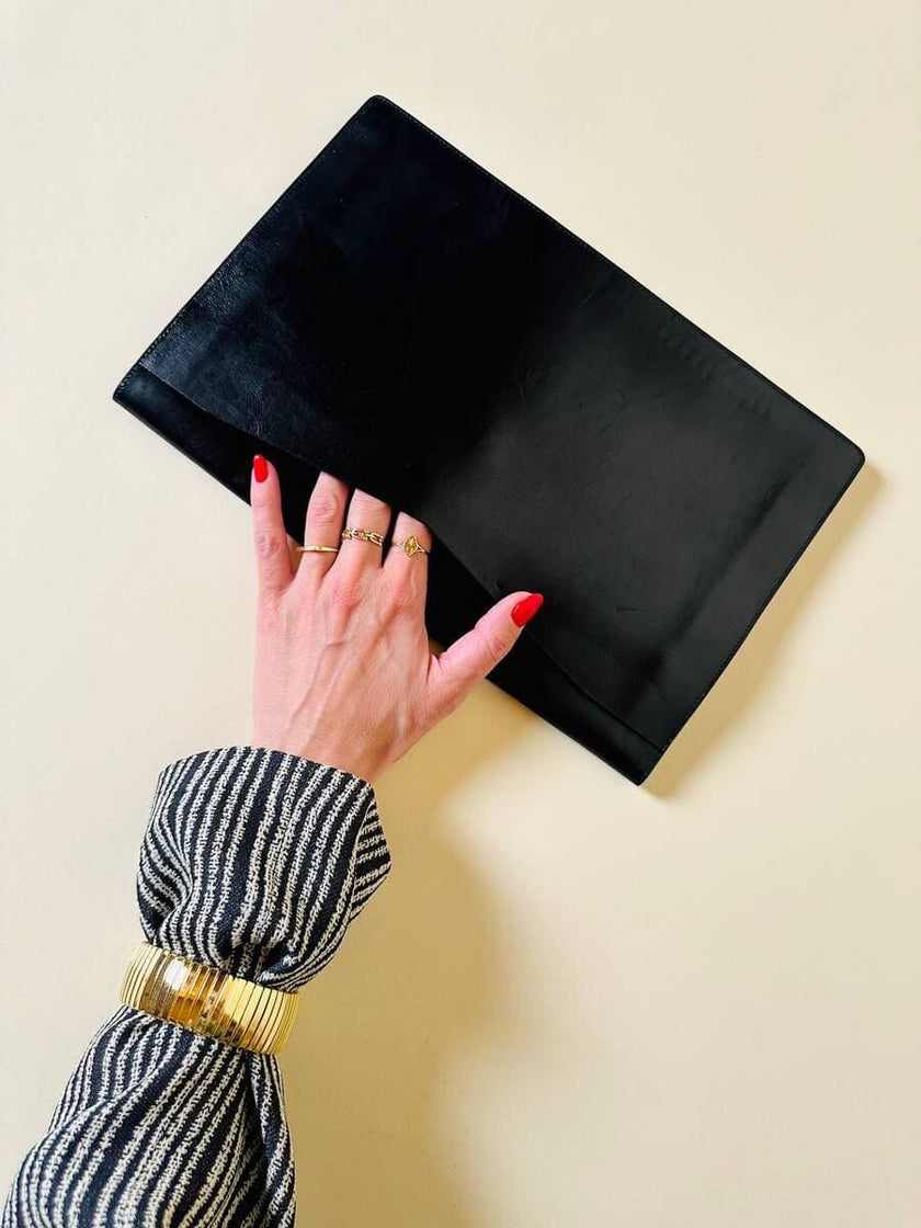 Pochette vintage Yves Saint Laurent in pelle nera con greca logata in rilievo