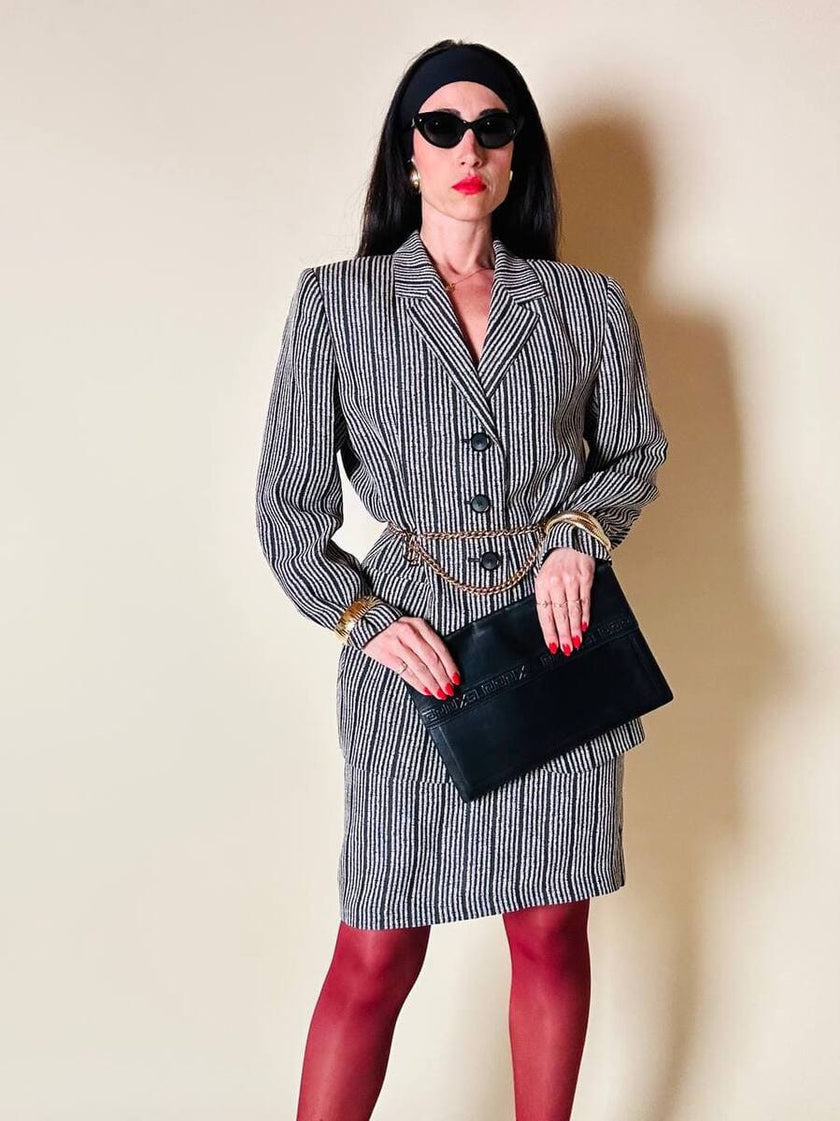 Pochette vintage Yves Saint Laurent in pelle nera con greca logata in rilievo