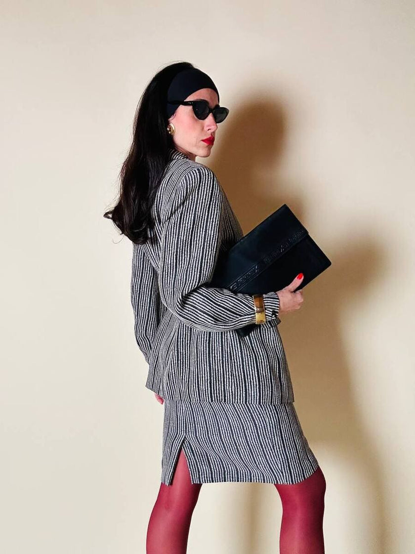 Pochette vintage Yves Saint Laurent in pelle nera con greca logata in rilievo