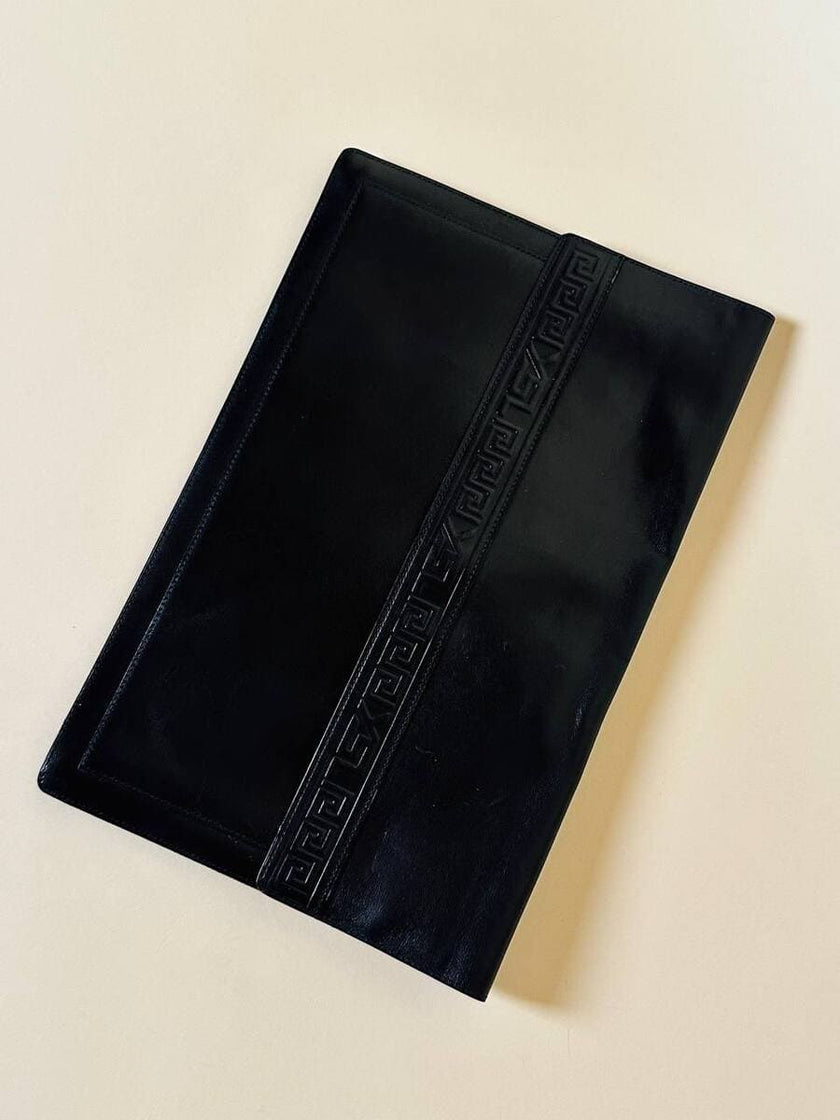 Pochette vintage Yves Saint Laurent in pelle nera con greca logata in rilievo