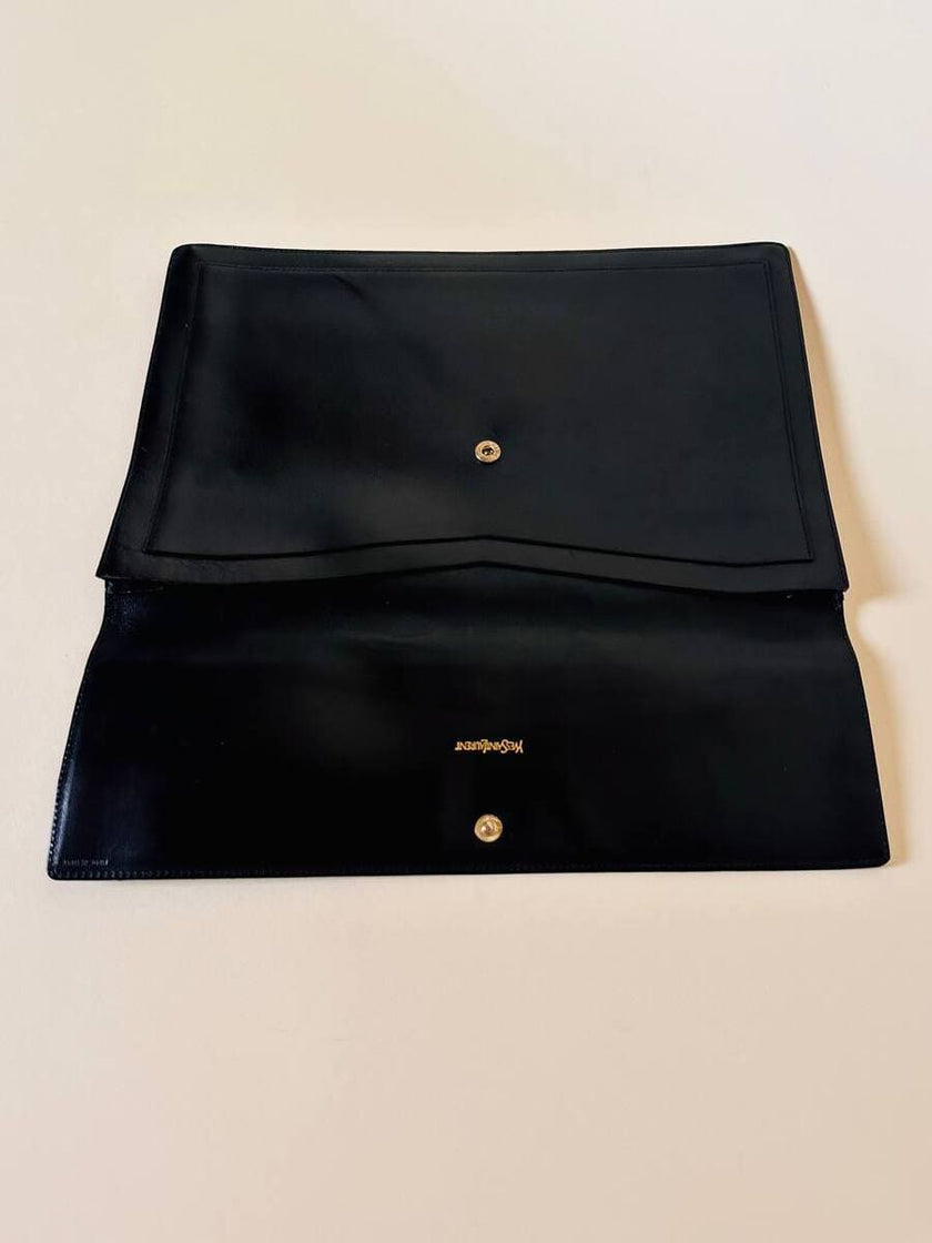 Pochette vintage Yves Saint Laurent in pelle nera con greca logata in rilievo