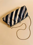 Pochette in whips a righe beige e nere con tracolla in catena oro 
