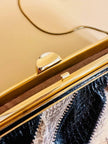 Pochette in whips a righe beige e nere con tracolla in catena oro 