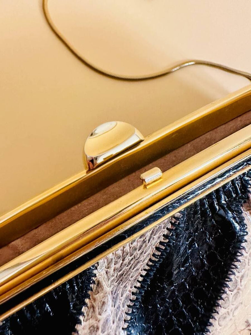 Pochette in whips a righe beige e nere con tracolla in catena oro 