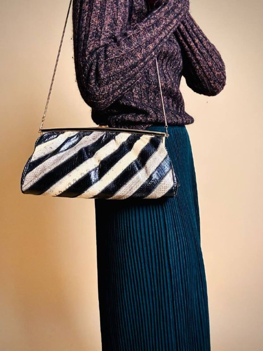 Pochette in whips a righe beige e nere con tracolla in catena oro 