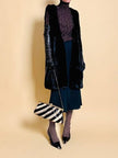 Pochette in whips a righe beige e nere con tracolla in catena oro 