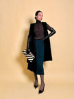Pochette in whips a righe beige e nere con tracolla in catena oro 