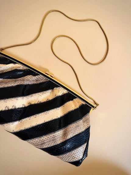 Pochette in whips a righe beige e nere con tracolla in catena oro 