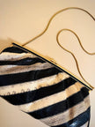 Pochette in whips a righe beige e nere con tracolla in catena oro 