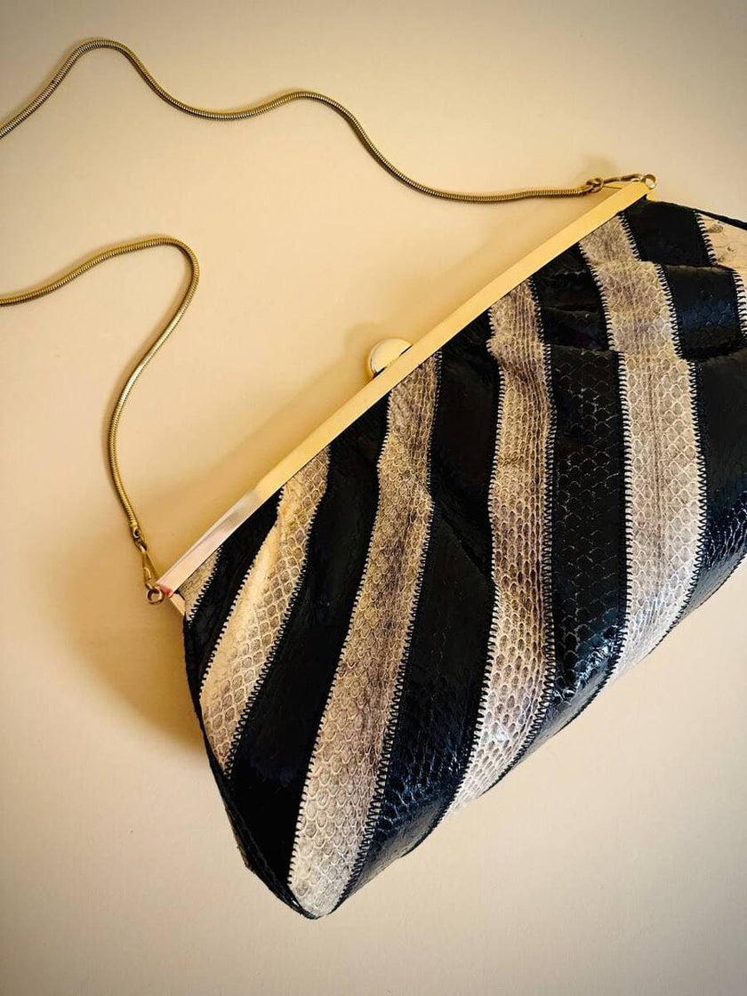 Pochette in whips a righe beige e nere con tracolla in catena oro 