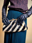 Pochette in whips a righe beige e nere con tracolla in catena oro 