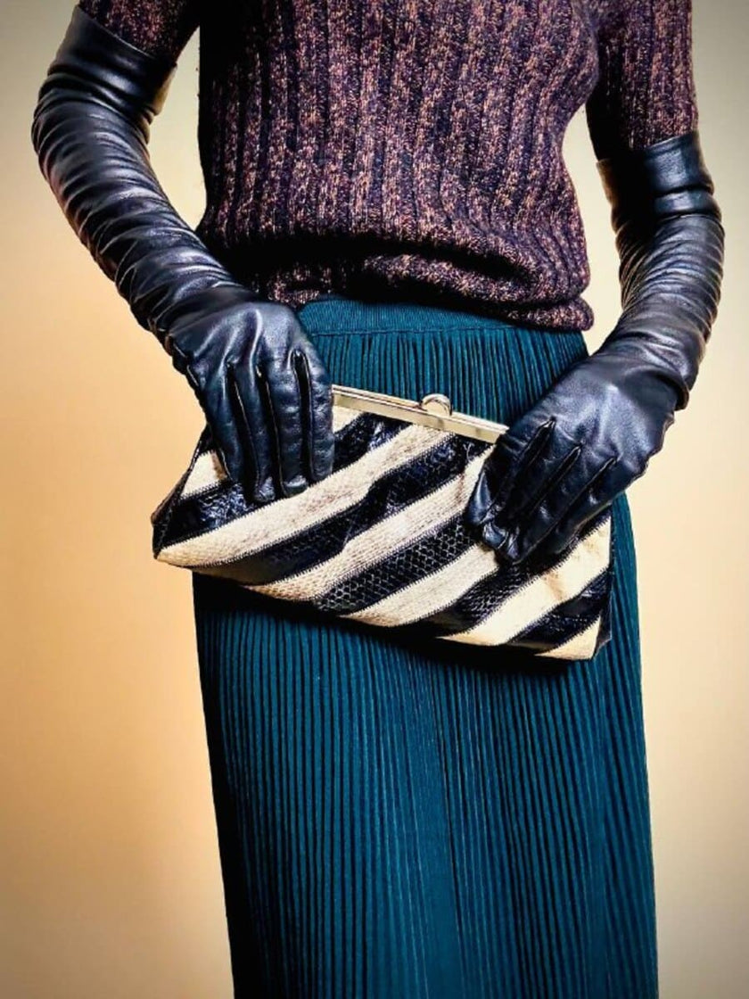 Pochette in whips a righe beige e nere con tracolla in catena oro 
