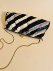 Pochette in whips a righe beige e nere con tracolla in catena oro 