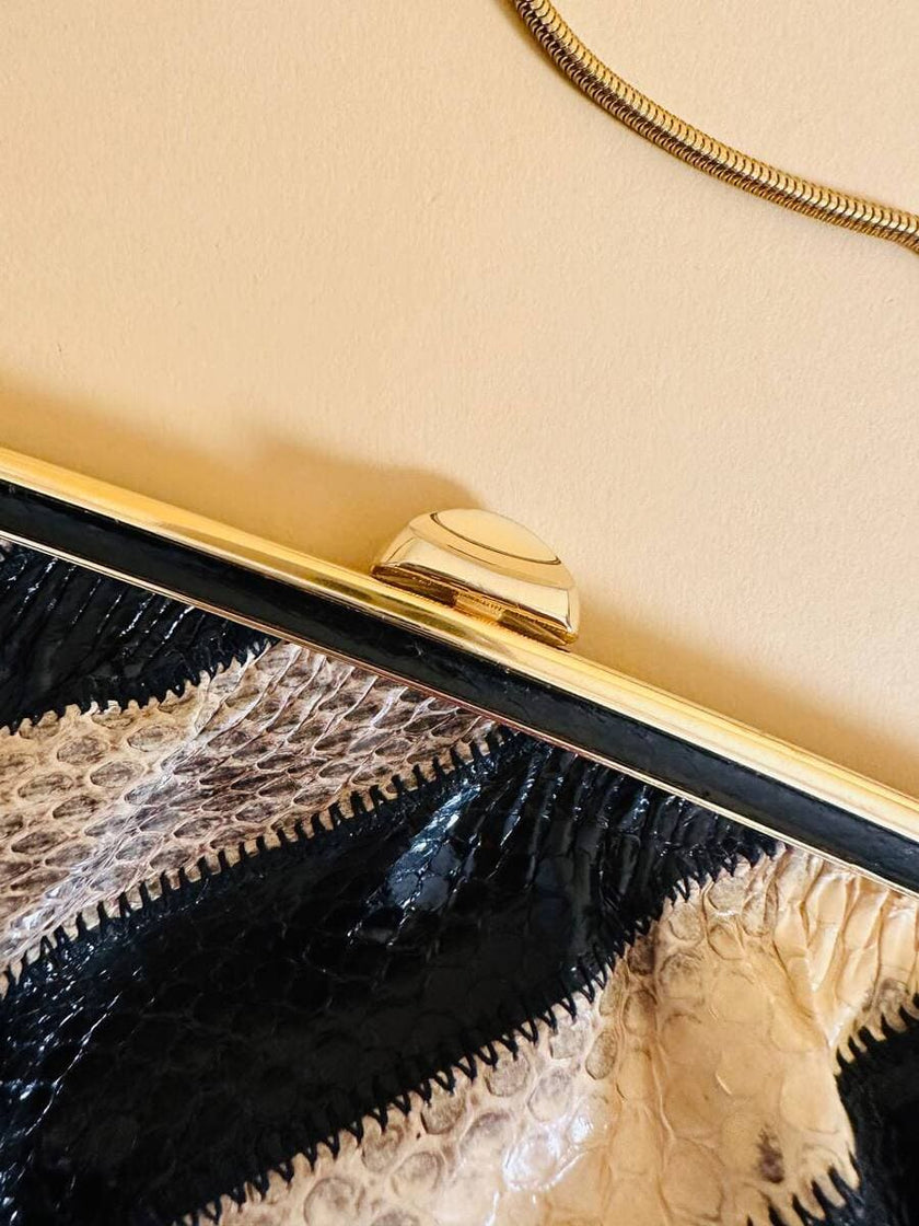 Pochette in whips a righe beige e nere con tracolla in catena oro 