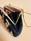 Pochette in whips a righe beige e nere con tracolla in catena oro 