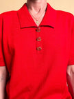 Polo en laine rouge avec boutons dorés 