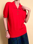 Polo en laine rouge avec boutons dorés 