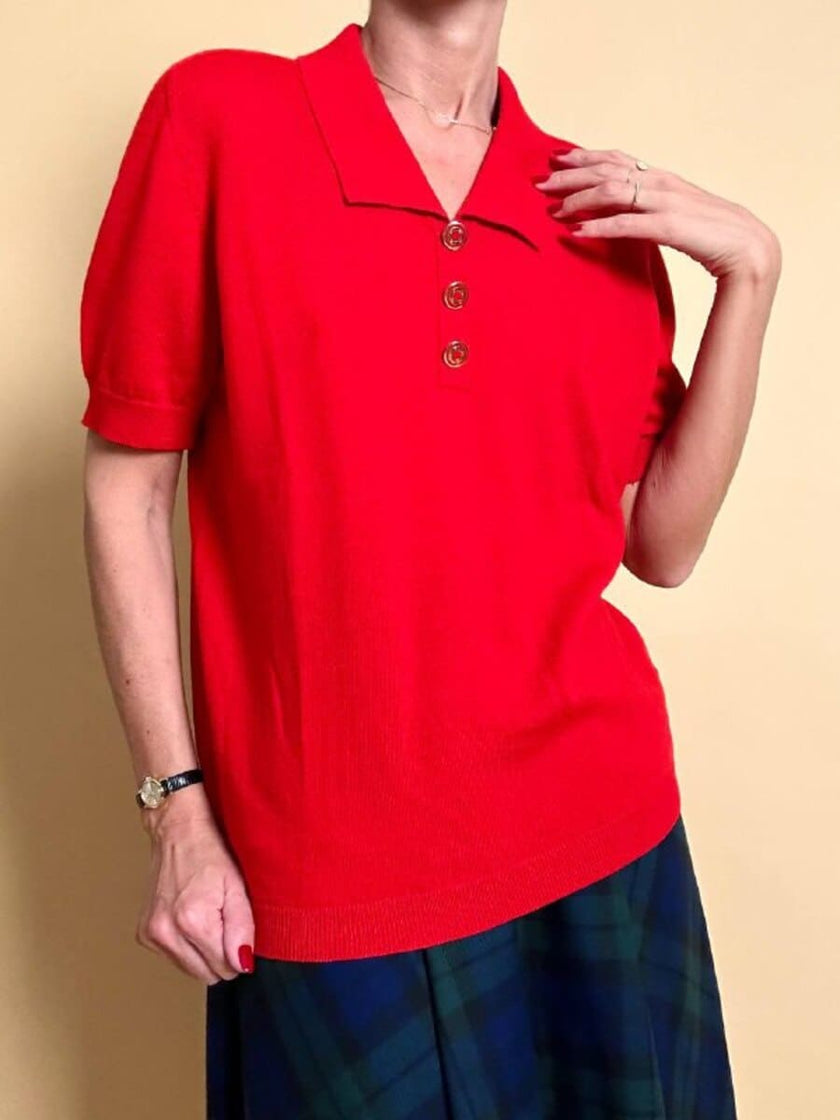 Polo en laine rouge avec boutons dorés 