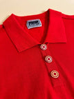 Polo en laine rouge avec boutons dorés 