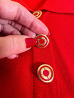 Polo en laine rouge avec boutons dorés 