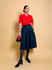 Polo en laine rouge avec boutons dorés 