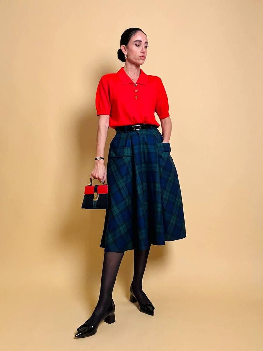 Polo en laine rouge avec boutons dorés 