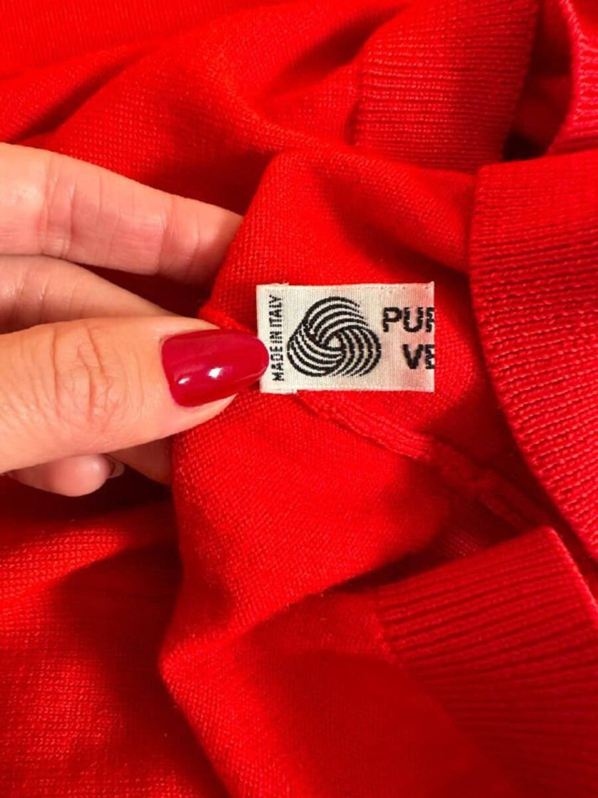 Polo en laine rouge avec boutons dorés 