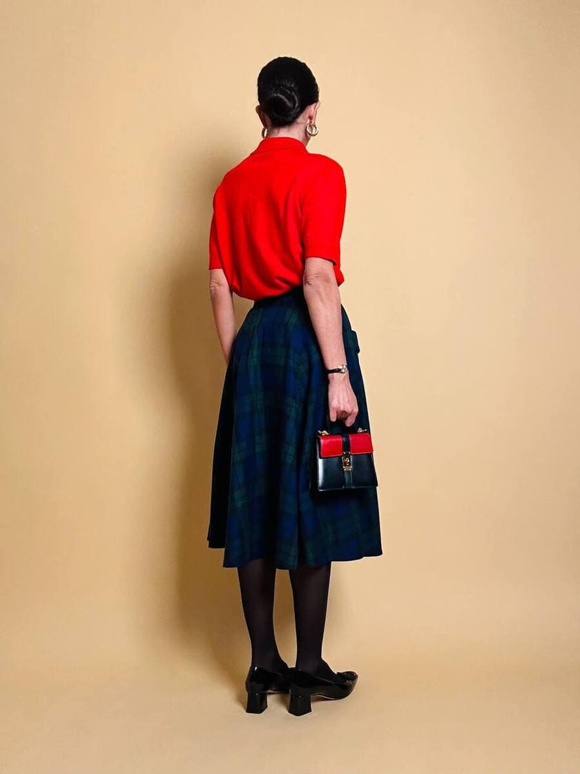 Polo en laine rouge avec boutons dorés 