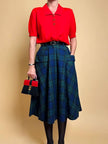 Polo en laine rouge avec boutons dorés 