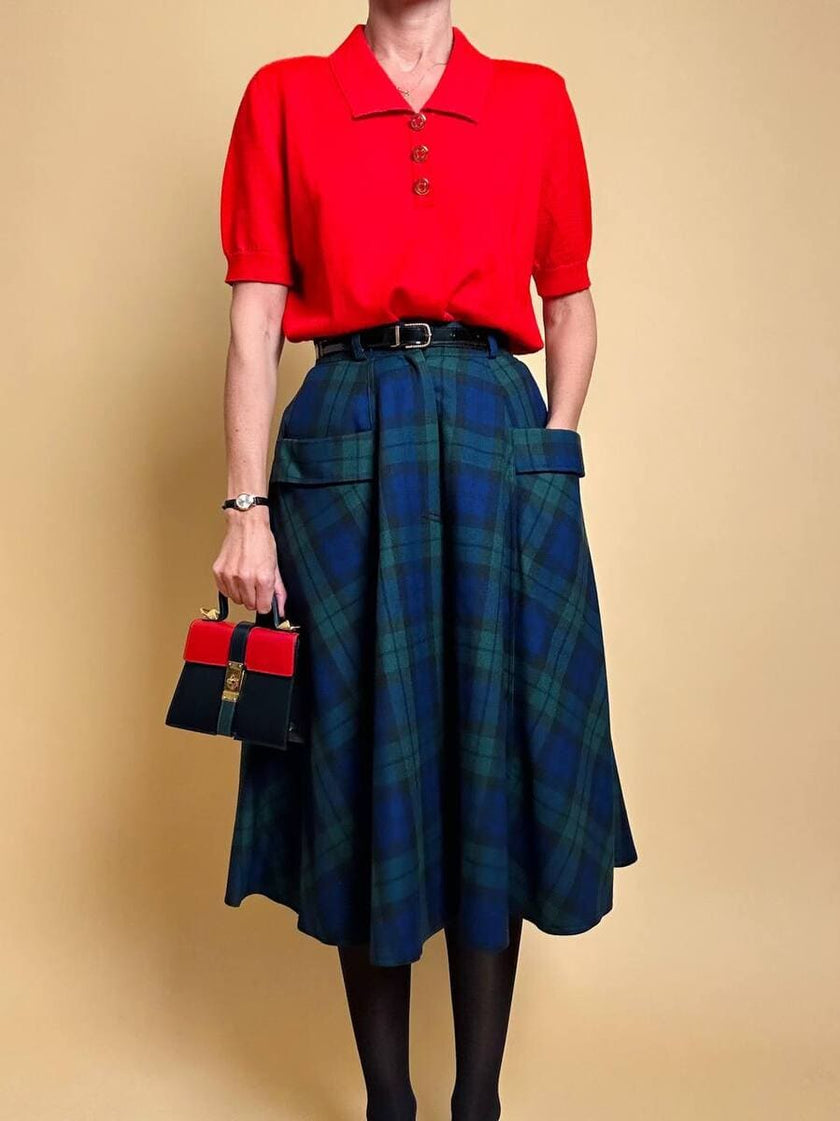 Polo en laine rouge avec boutons dorés 