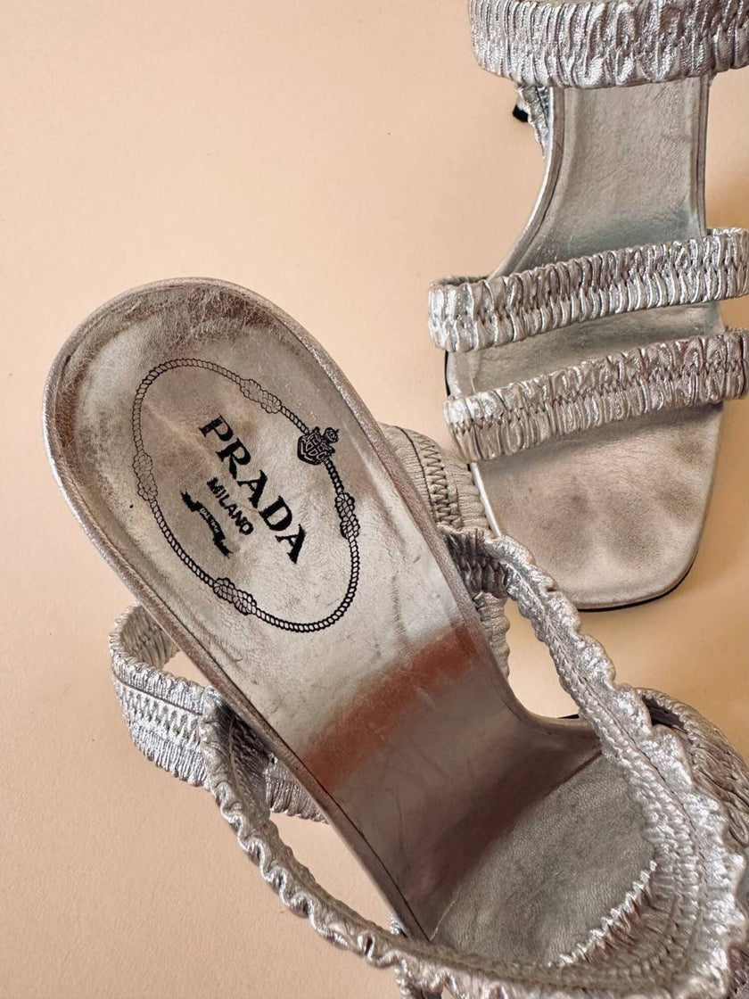 Sandali in laminato argento con tacco a spillo “Prada”