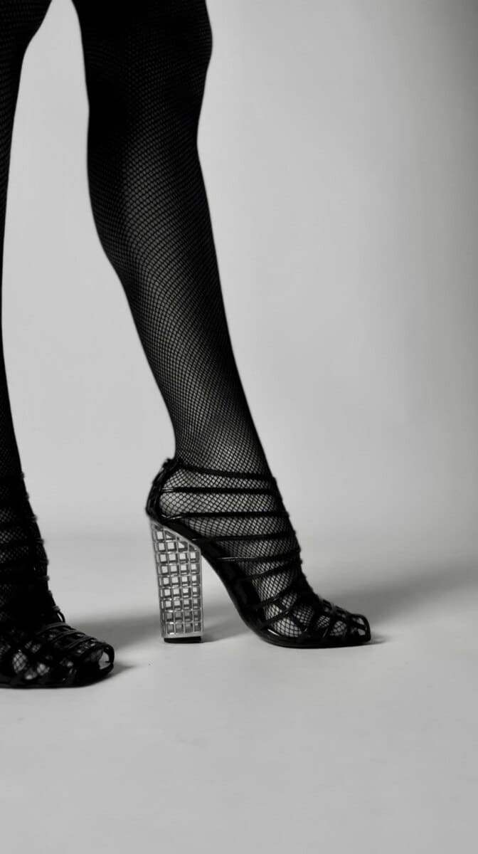 Sandali Cage Yves Saint Laurent in Vernice Nera con Tacco Scultura – SS 2009