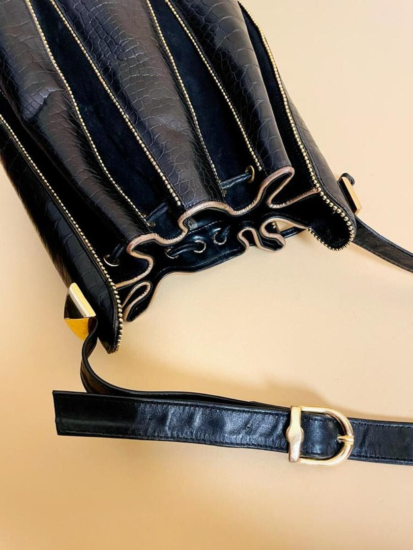 Secchiello in suede e pelle stampa coccodrillo con dettagli in catena oro 