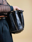 Secchiello in suede e pelle stampa coccodrillo con dettagli in catena oro 