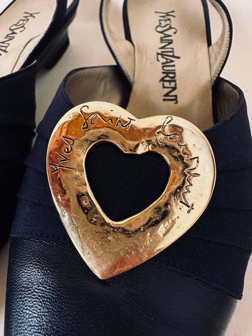 Slingback vintage Yves Saint Laurent blu notte con cuori gioiello dorati