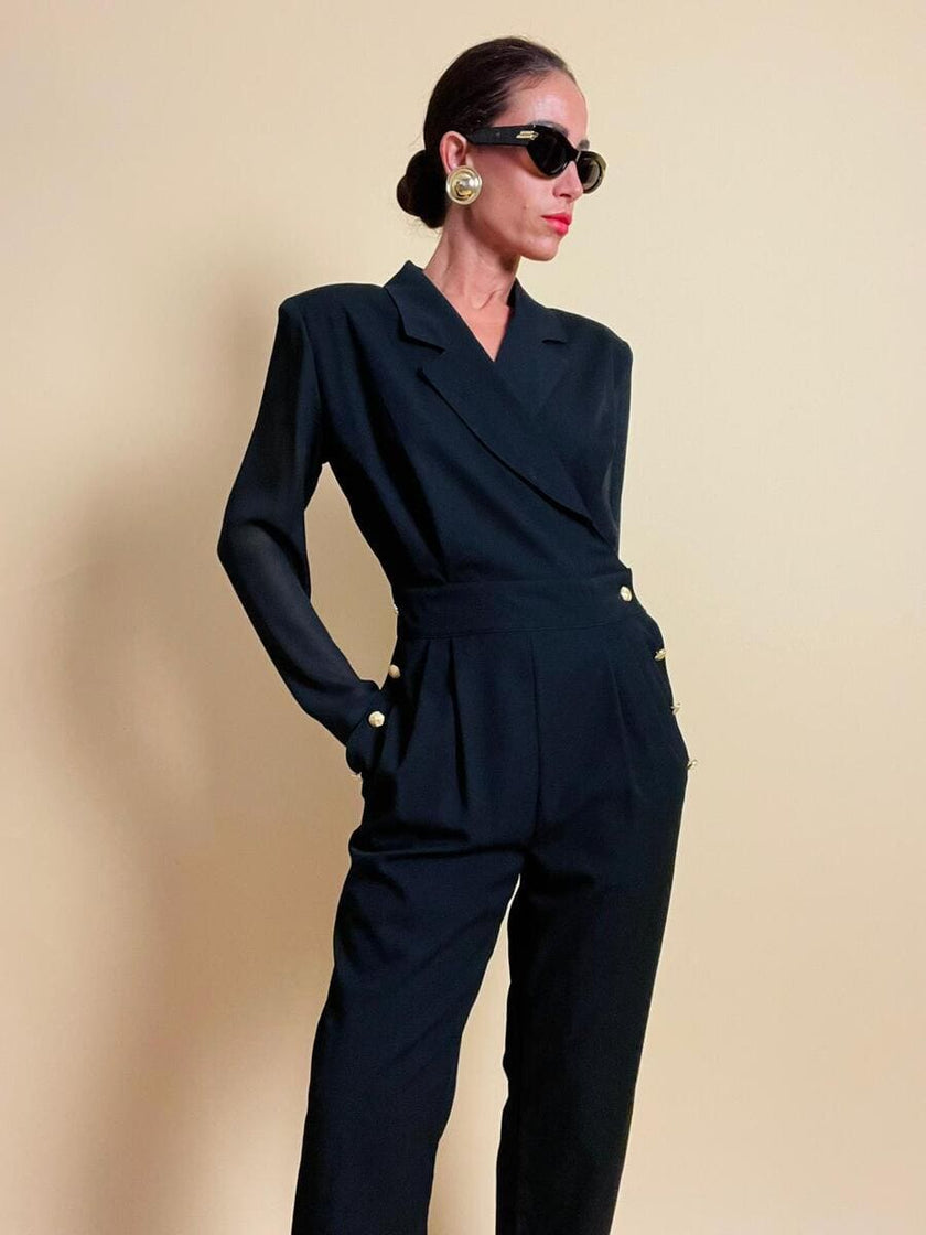 Smoking jumpsuit nera con bottoni dorati